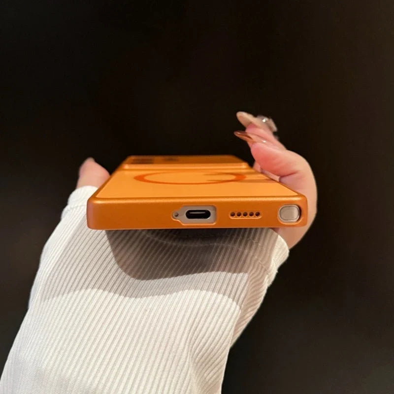 Komplett beskyttelsesdeksel for Galaxy S26-modeller. Robust, stilrent og med magnetisk lading.