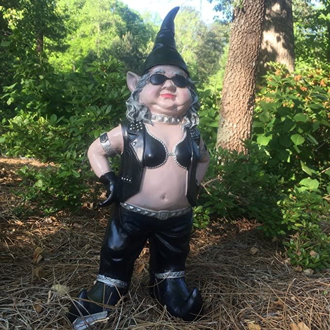 Detaljert motorsykkel gnomfigur i harpiks, med bikerstil for unik og sjarmerende hagepynt.