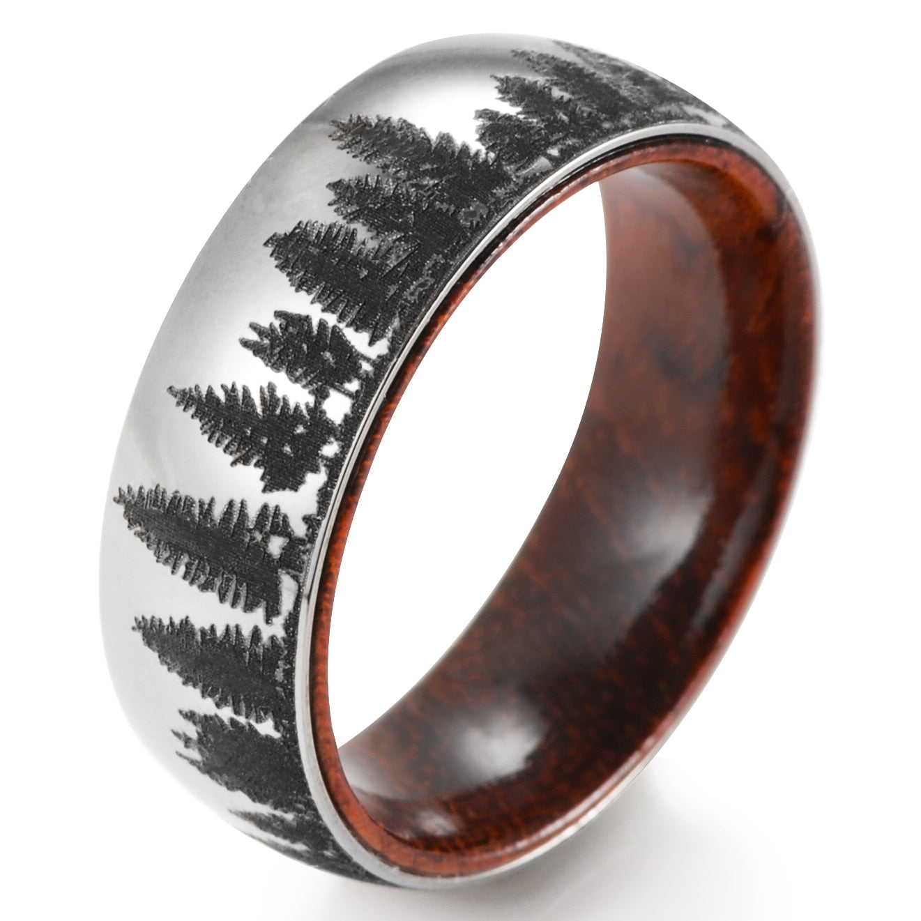 Robust titanring for menn med furuskogmønster og treinnlegg. Unik herrering for eventyr og natur.