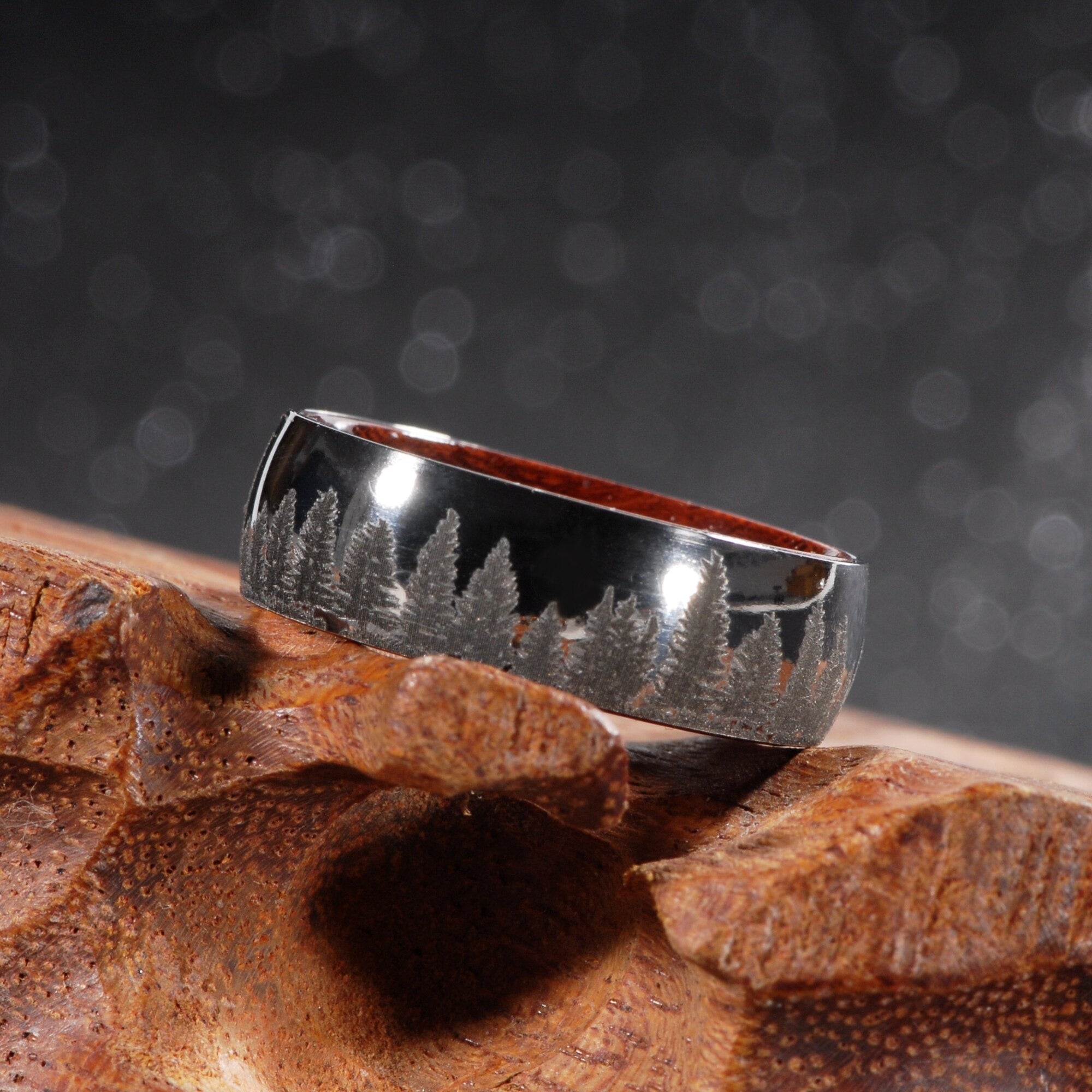 Elegant furuskogsring i titan og tre. Ideell bryllupsring eller forlovelsesring for menn med stil.