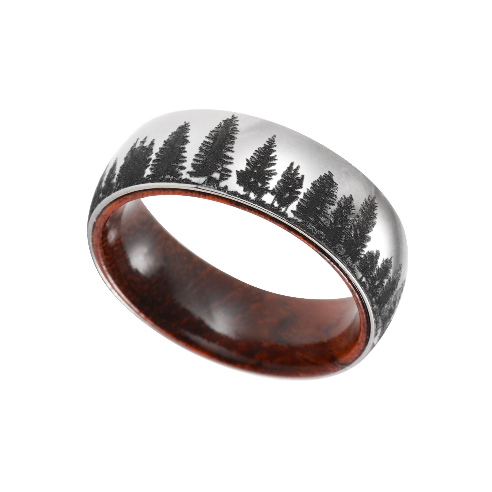 Maskulin herrering i titan med intrikat furuskog-design og treinnlegg. Et robust smykke for menn.