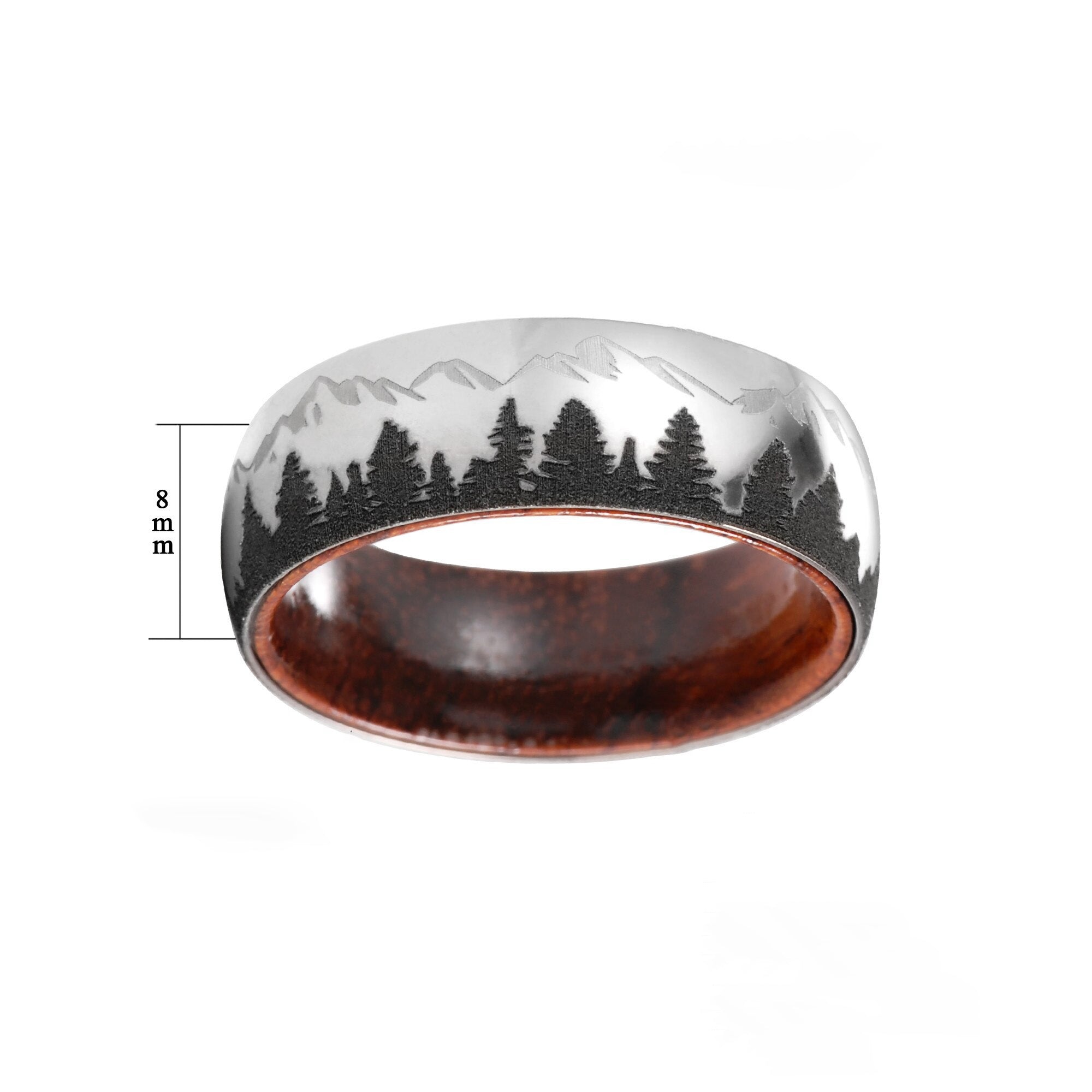 Stilig gave: robust furuskogsring i titan og tre. En moderne herrering for den eventyrlystne.