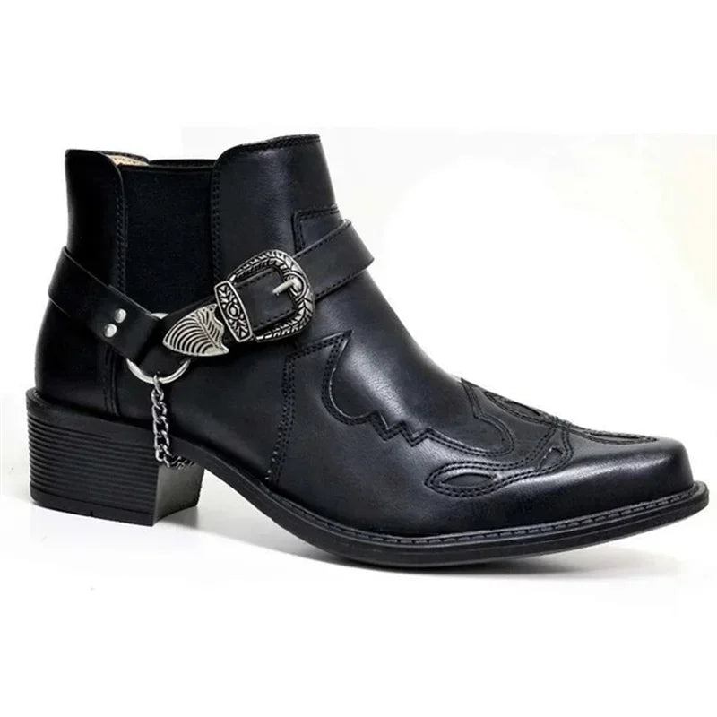Høye herre cowboy støvler med robust design, spiss tå og kjededetalj. Ideell for en unik og tøff stil.