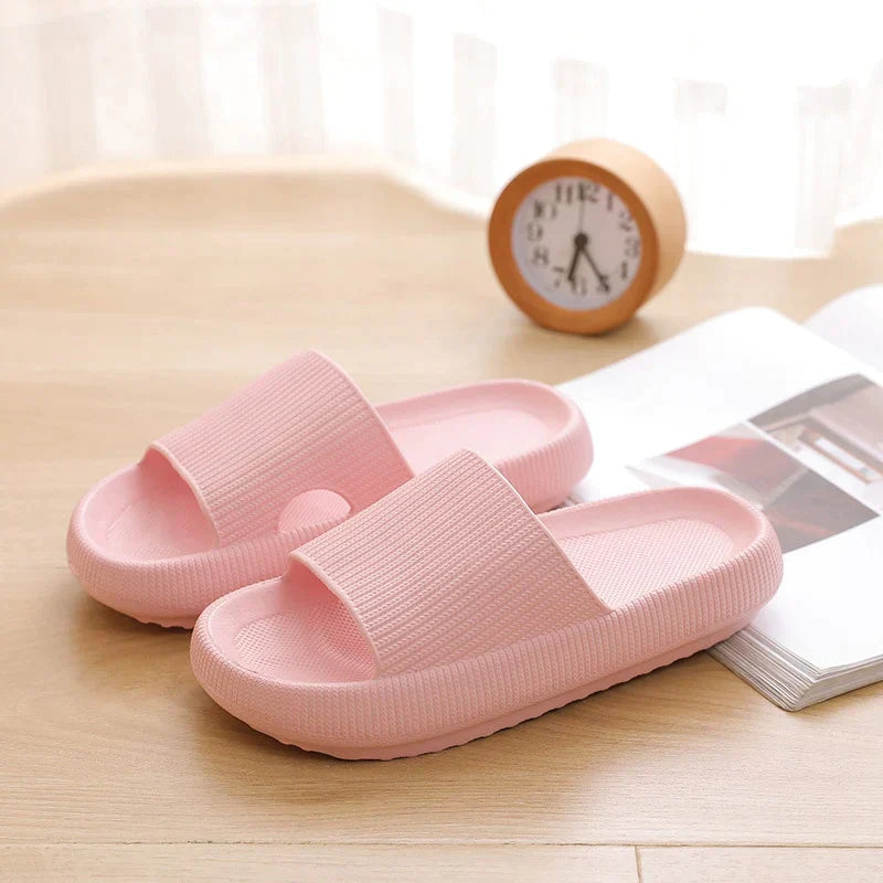 Ergonomiske herreslippers med bred passform og støttende tykk såle. Komfortable for hele dagen, hverdag.