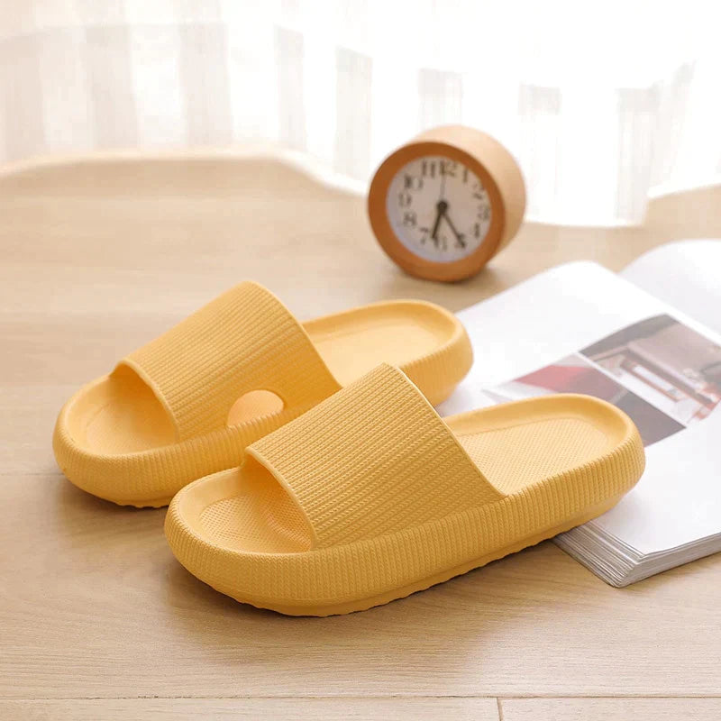 Perfekte herreslippers for sommer og hverdag; robuste, komfortable og klare for strand og utendørsbruk.