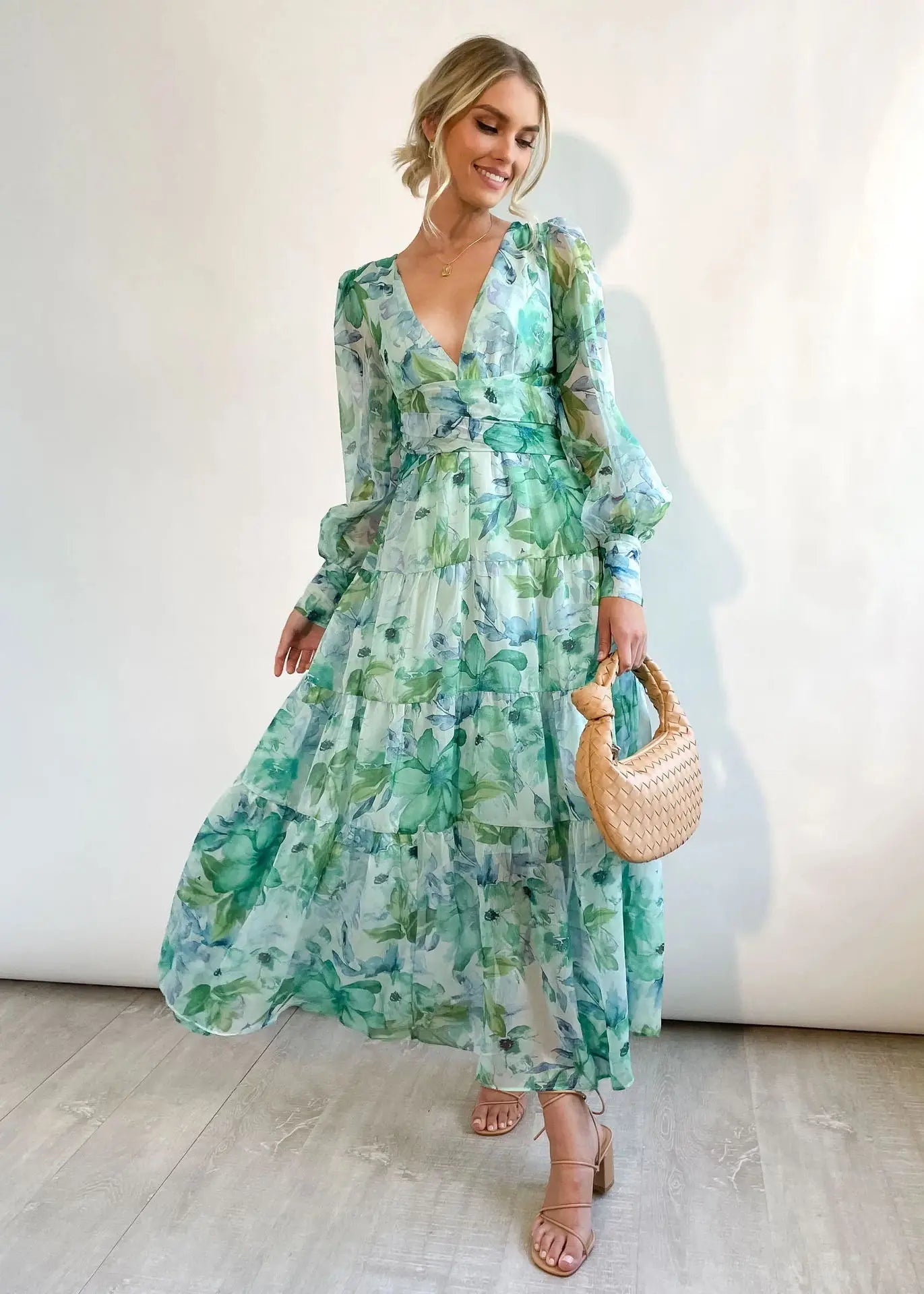 Lett og luftig maxikjole i chiffon til kvinner. Romantisk stil, perfekt vårkjole og elegant festkjole.