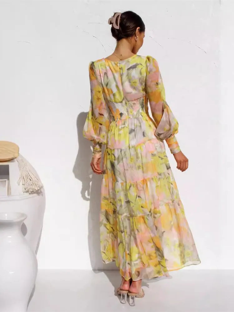 Kvinne maxikjole i romantisk chiffon, perfekt som elegant sommerkjole, vårkjole eller festkjole.