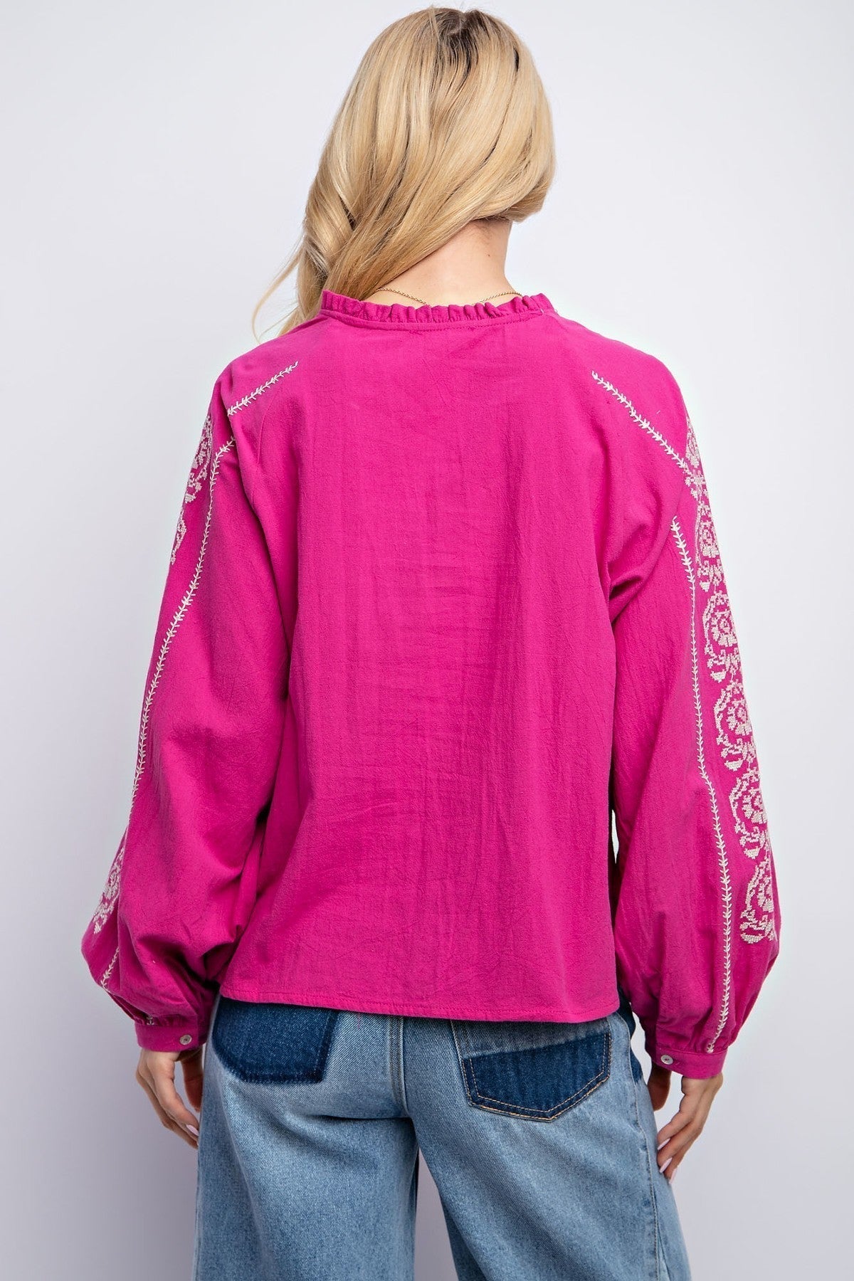 Komfortabel rosa dametopp med broderi og løs passform. En elegant og maskinvaskbar kvinnebluse for hverdagen.