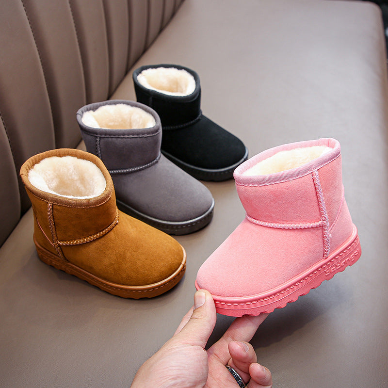 Brun barnesnøstøvler i semsket skinn, sklisikker gummisåle. Ideell for trygg utendørs vinterlek.