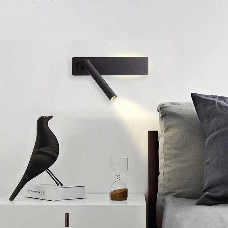 Moderne LED sengelampe i hvit. Roterbar, justerbar vegglampe, ideell nattbordslampe for soverom.
