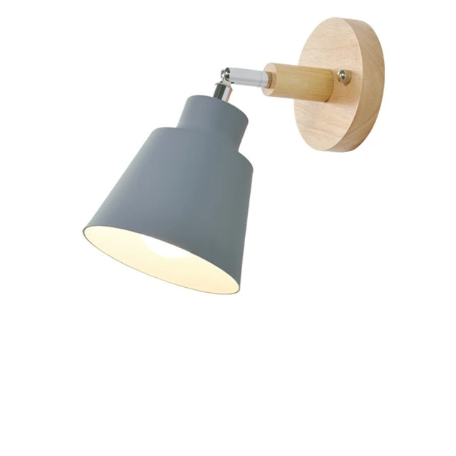 Roterbar vegglampe med trekkkjedebryter for justerbar belysning. Perfekt som leselampe i moderne eller vintage hjem.