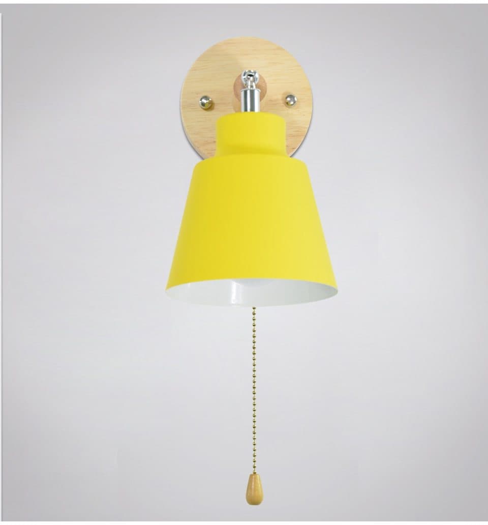 Praktisk vegglampe med trekkkjedebryter. Enkel å justere for fokusert eller aksentbelysning i stuen eller soverommet.
