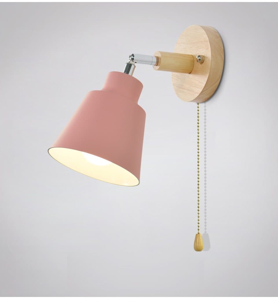 Dekorativ vegglampe i vintage-inspirert stil. Gir varmt, justerbart lys. Flott for moderne hjemmeinnredning.