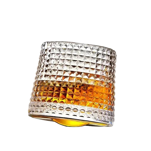 Roterende whiskyglass i krystall, designet for unisex bruk.