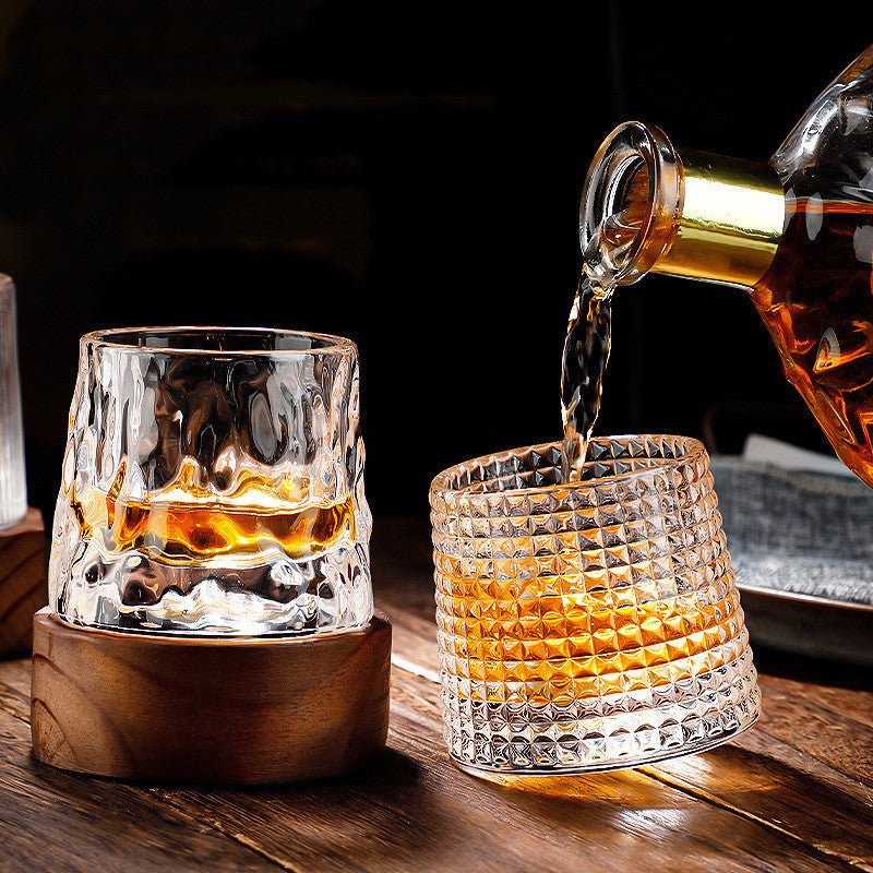 Elegant krystall whiskyglass med unik roterende base for optimal aroma.