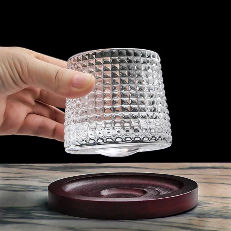 Stilrent roterende whiskyglass av krystall, ideelt for enhver anledning.