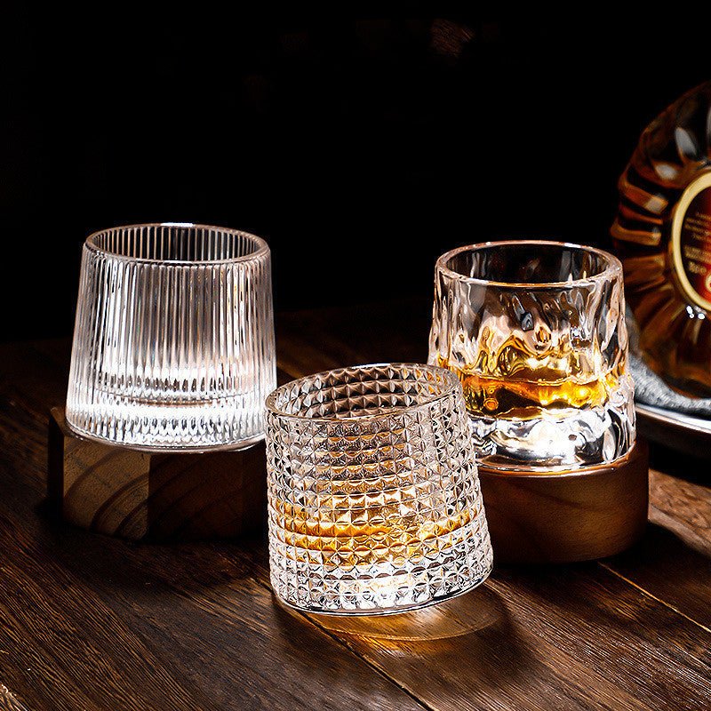 Eksklusivt designglass for whisky, med innovativ roterende base.
