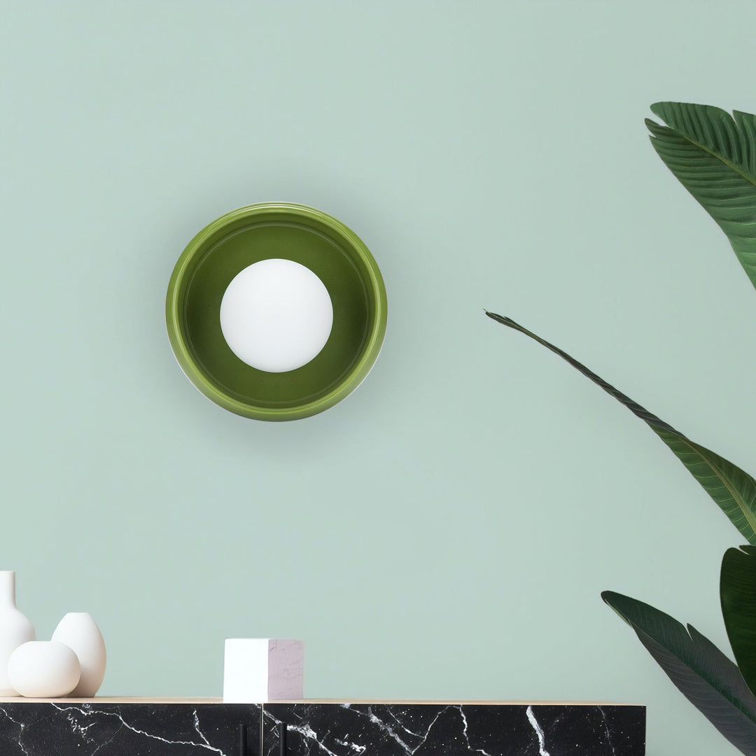 Minimalistisk rund vegglampe for innendørs belysning, perfekt som soveromslampe eller dekorativt stemningslys.