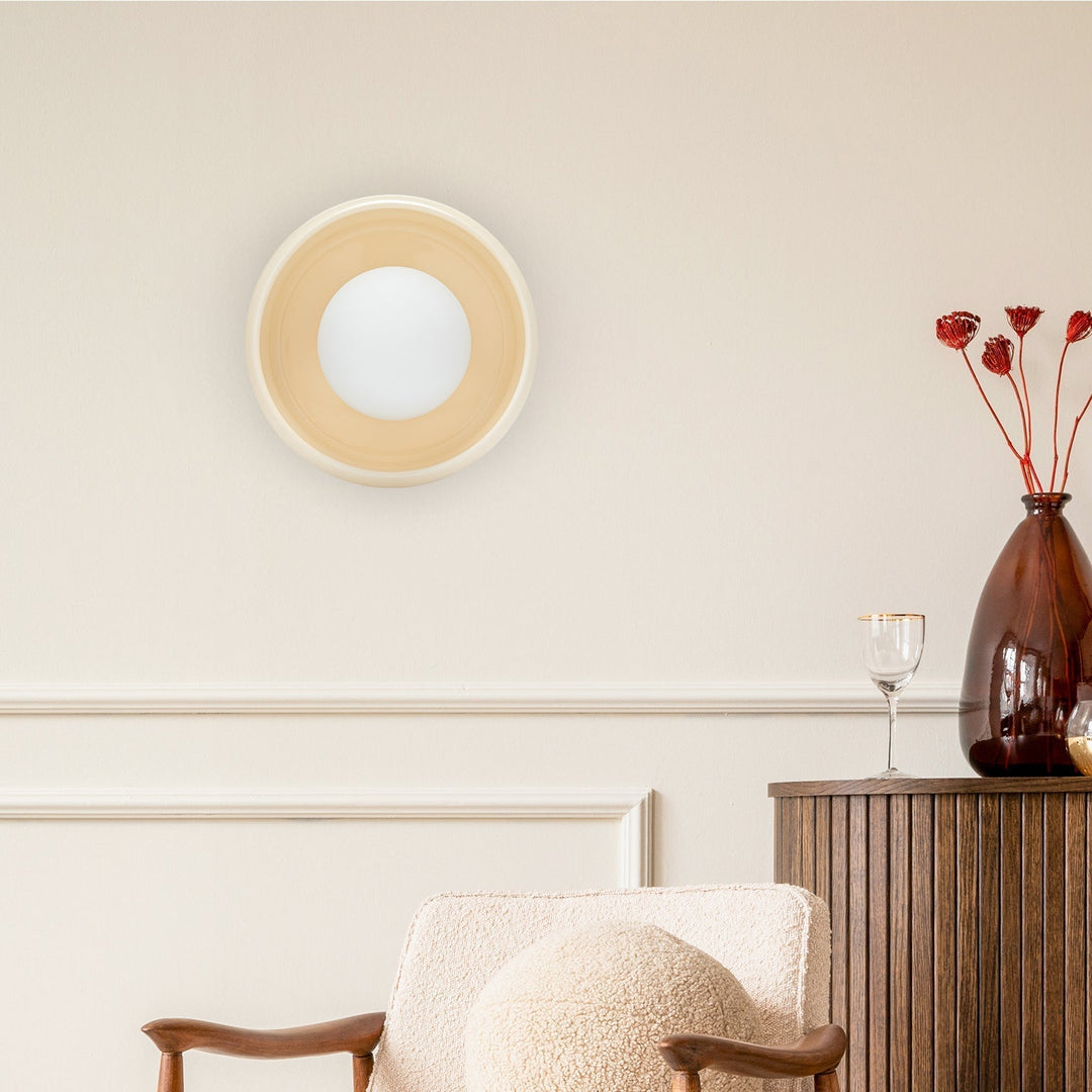 Elegant hvit rund vegglampe, moderne interiørdesign og atmosfærisk belysning for stuen eller soverommet.