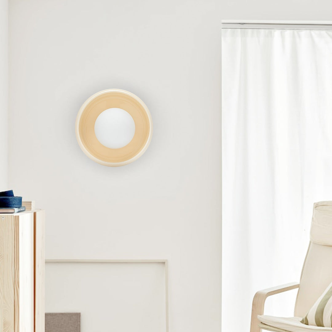 Sirkulær vegglampe i moderne stil, ideell for atmosfærisk belysning og som en dekorativ innendørs belysning i hjemmet.