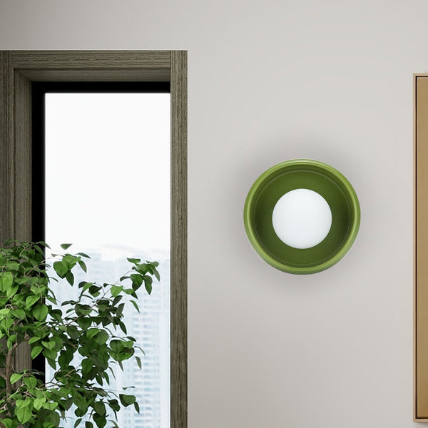 Rund vegglampe Circo i moderne stil, perfekt som soveromslampe eller stuebelysning med sitt minimalistiske design.