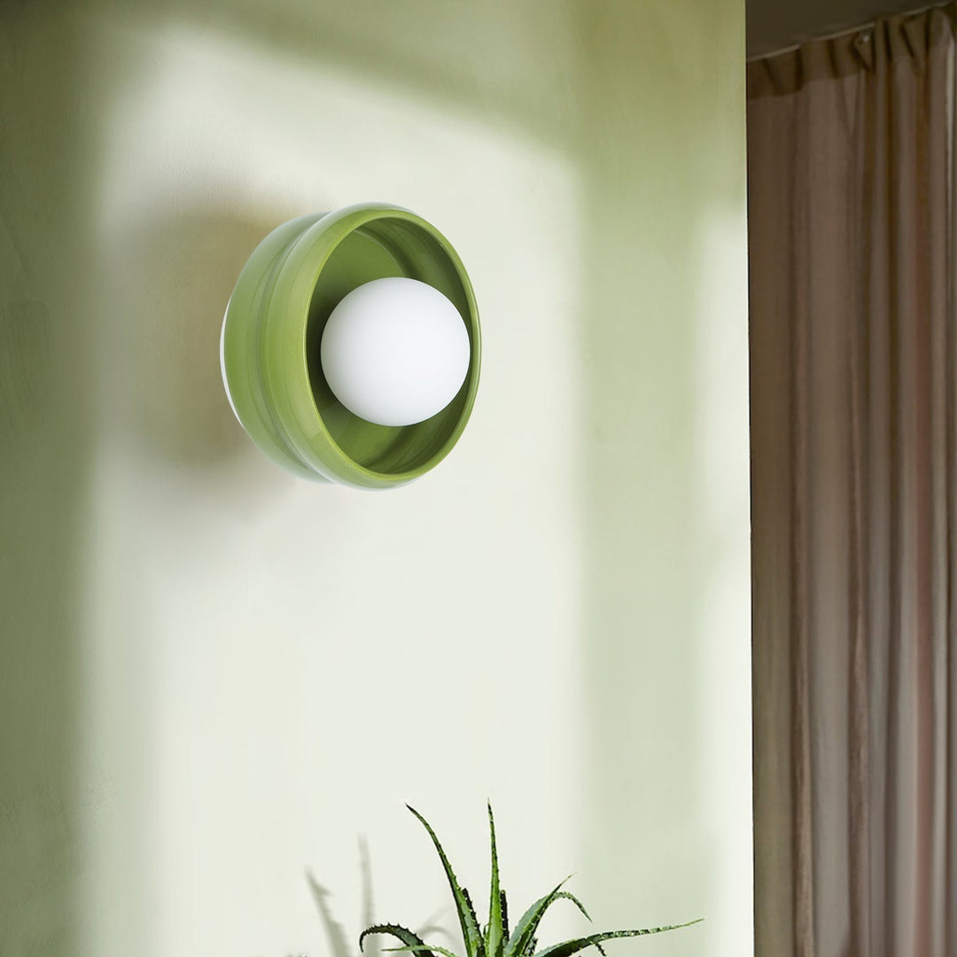 Hvit rund vegglampe med atmosfærisk belysning, en moderne og dekorativ lampe for hjemmeinnredning og interiørdesign.