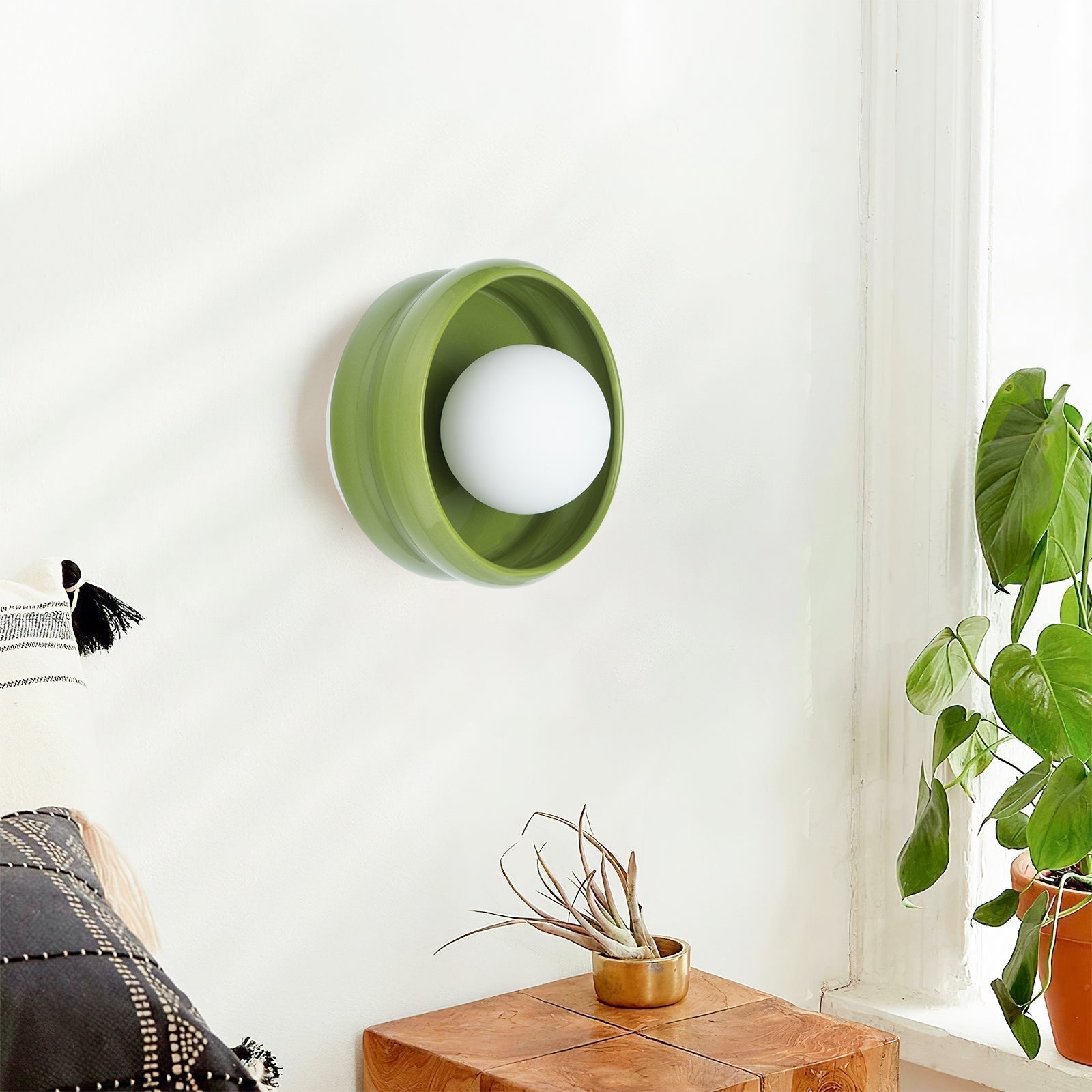 Moderne rund vegglampe Circo, tilbyr stemningslys og innendørs belysning i minimalistisk design for stue og soverom.