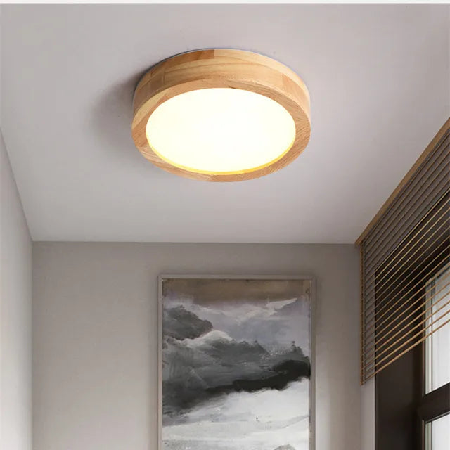 Minimalistisk rund taklampe, ideell som hovedbelysning i stue, soverom eller spisestue med nordisk preg.