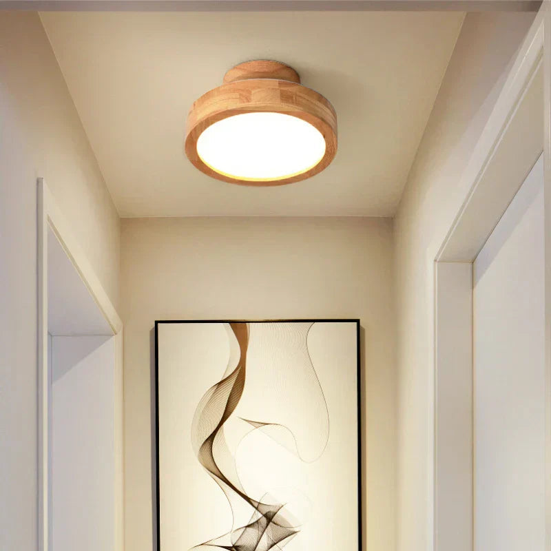 Designet rund taklampe for stue og soverom. Enkel, minimalistisk skandinavisk belysning som lyser opp.