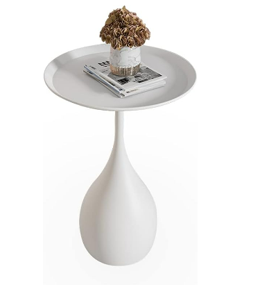 Rundt metallbord i middelalderstil med antikk finish, perfekt som sidebord i stuen.