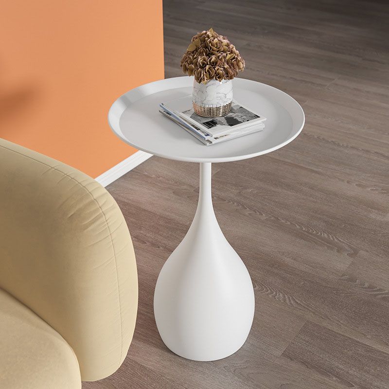 Elegant rundt metallbord, sidebord i middelalderstil, ideelt for minimalistisk og moderne interiør.