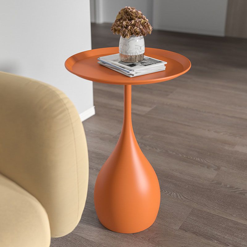 Unikt rundt metallbord med robust design, inspirert av middelalderen, flott som dekor i hjemmet.