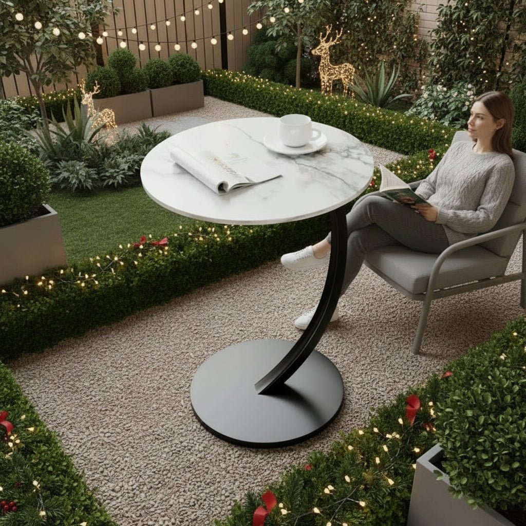 Multifunksjonelt rundt sidebord i minimalistisk design, ideelt for moderne interiør og små hjem.