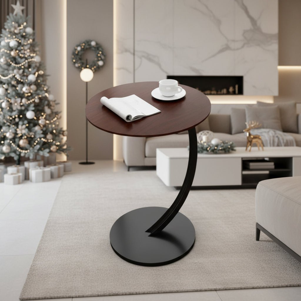 Elegant rundt sidebord, perfekt som nattbord ved sengen eller praktisk bord i stuen.