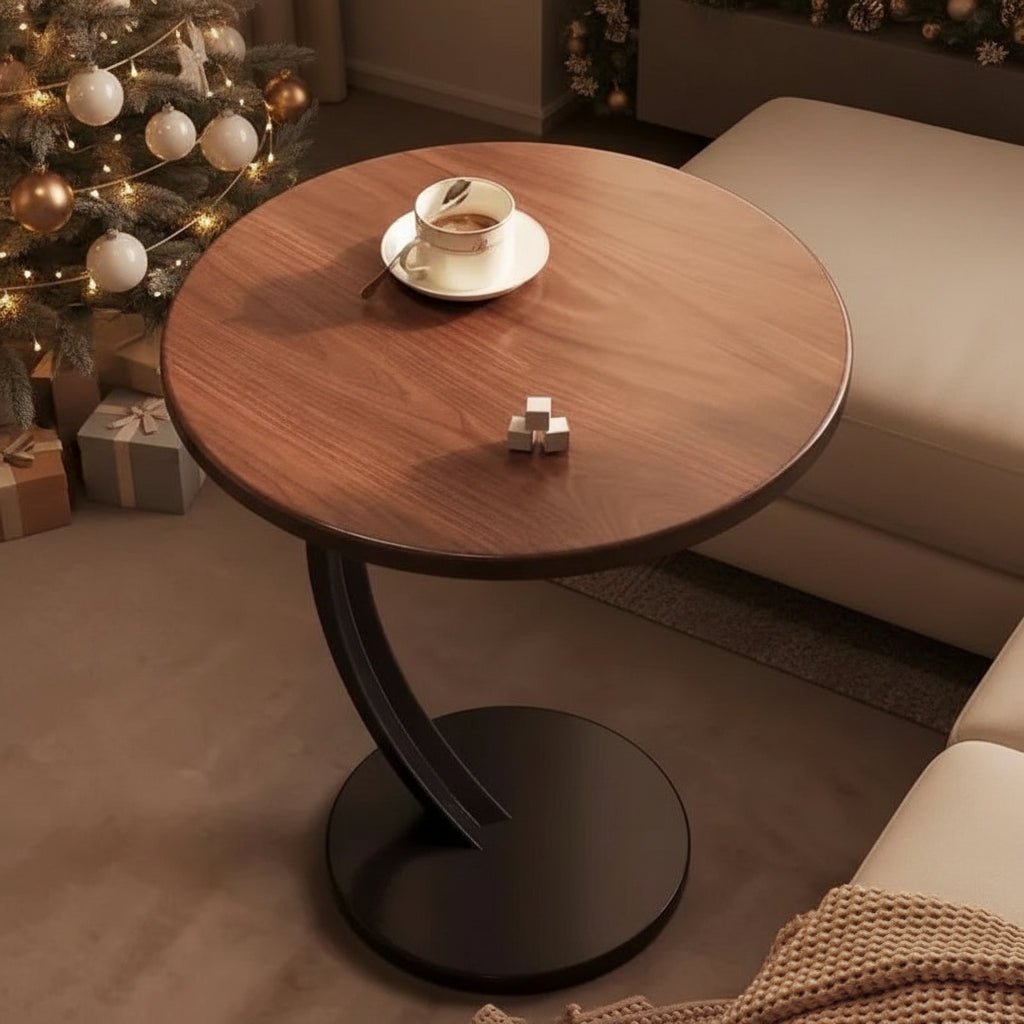 Hvitt rundt sidebord med slanke ben, ideelt for moderne stuer og som et plassbesparende nattbord.