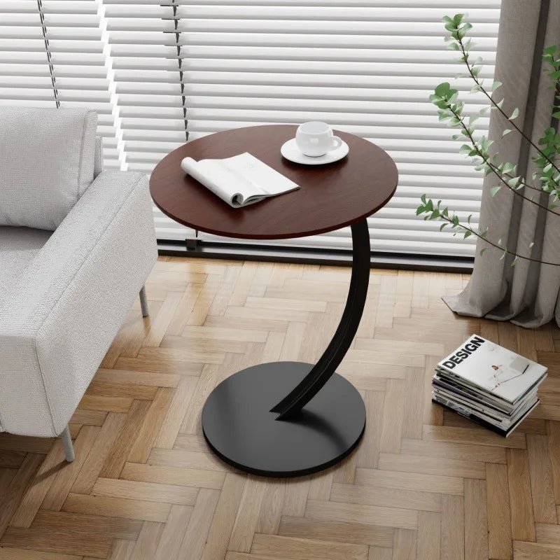 Praktisk rundt nattbord med god plass til lampe og bok, et multifunksjonelt møbel for soverommet.