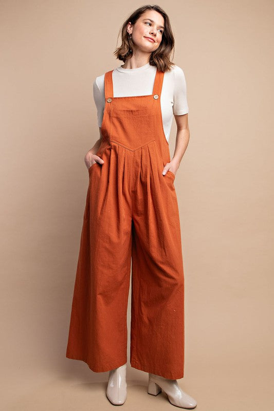 Dame jumpsuit i rust med stilrene pintuck-detaljer og lommer. Elegant og komfortabel for en moderne hverdagslook.