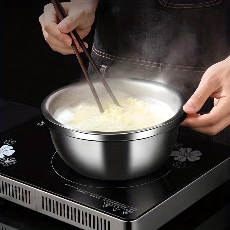 Multifunksjonelt kjøkkenutstyr: rustfritt stål dørslag og miksebolle. Perfekt for siling, vask og blanding.