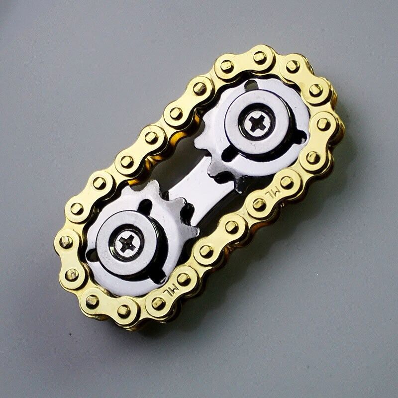 Nærbilde av elegant fidget svinghjul i polert rustfritt stål. Forbedrer konsentrasjon og ro.