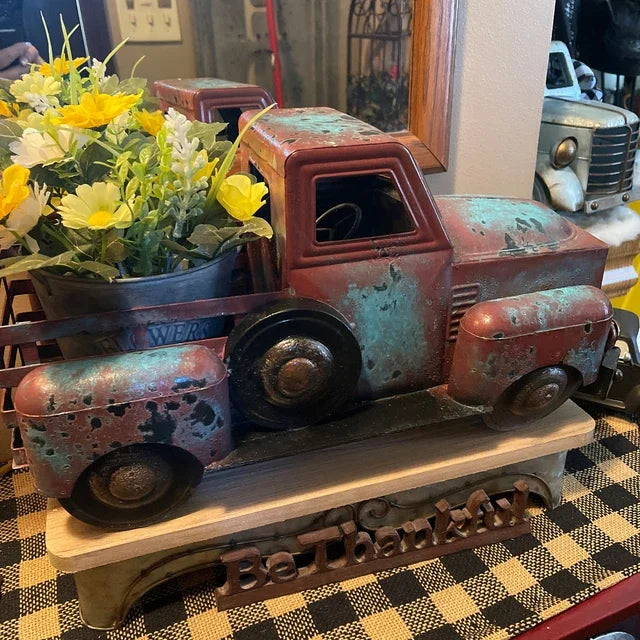 Nostalgisk blå gårdsbil plantekasse, håndlaget i rustikk stil. Vakker dekorasjon for hage eller hjem.