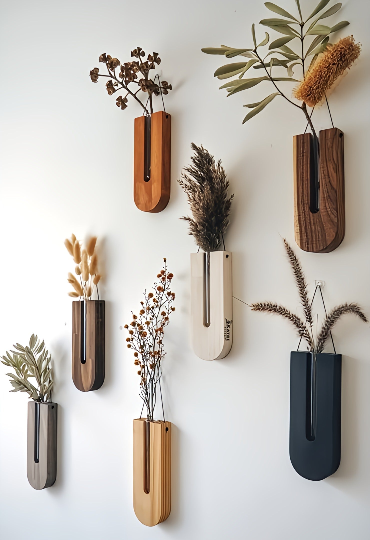 Vegghengte planter: Rustikke trehyller for husplanter og luftplanter. Stilren og naturlig hjemmeinnredning.