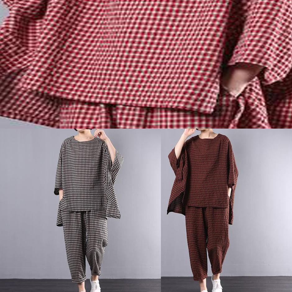 Dame rutete kombinasjon: Bluse og bukser i grått og rødt. Perfekt for både elegant og uformell stil.