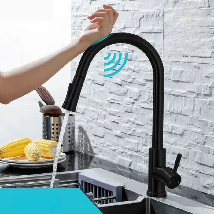 Svart sensorstyrt kjøkkenkran med uttrekkbar tut. Perfekt for moderne, hygienisk kjøkkeninnredning.