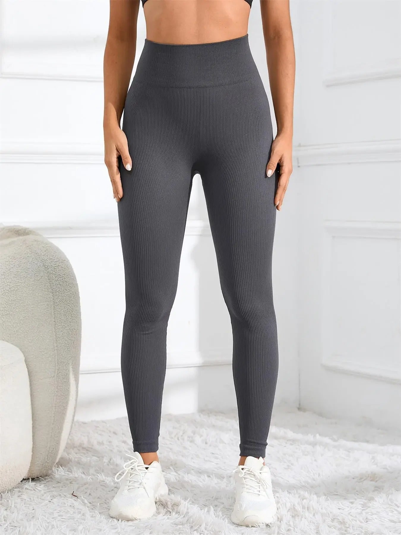 Kvinner sømløse yogaleggings med høy midje, gir optimal komfort og støtte under trening.
