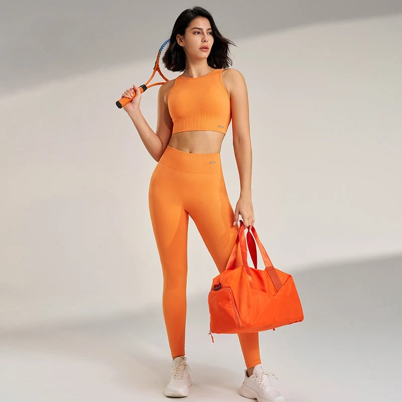 Elegant sømløst todelt yogasett med høy midje leggings for kvinner. Ideelt treningstøy.