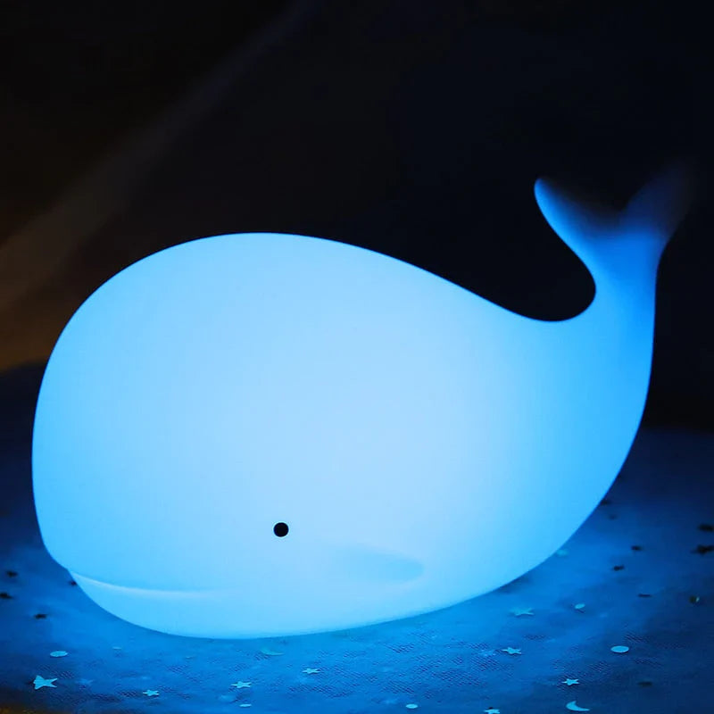 Trygt og mykt hval nattlys i silikon med LED, ideelt for lek og søvn på barnerommet.