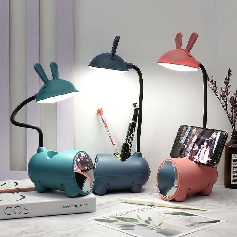 Øyevennlig LED-lampe med berøringskontroll og integrert penneholder, ideell som skrivebordslampe på barnerom.
