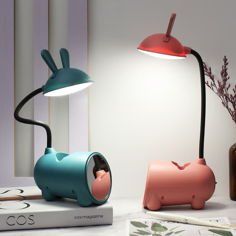 Moderne USB-ladbar bordlampe til barnerom. Innebygd penneholder og behagelig, dimbart LED-lys.