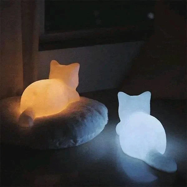 Koselig PurrLamp bordlampe i kattedesign. Ideell som nattlys for et varmt og beroligende interiør.
