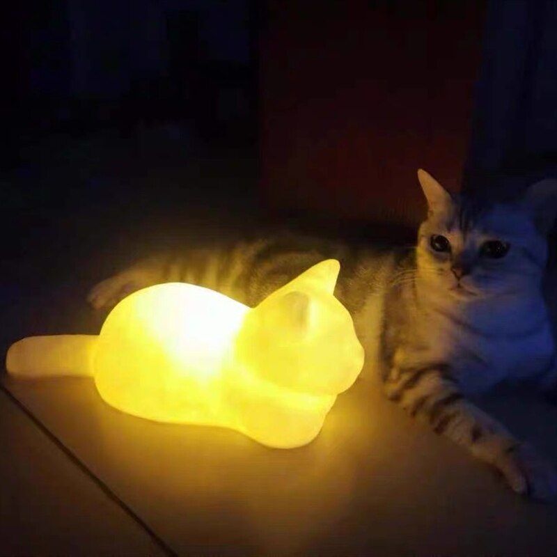 Elegant kattelampe med "Drømmende Design". Fungerer som nattlys og stemningslys. Trådløs silikonlampe.